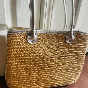 Woven Straw Tote with Metallic Silver Handles in GUC